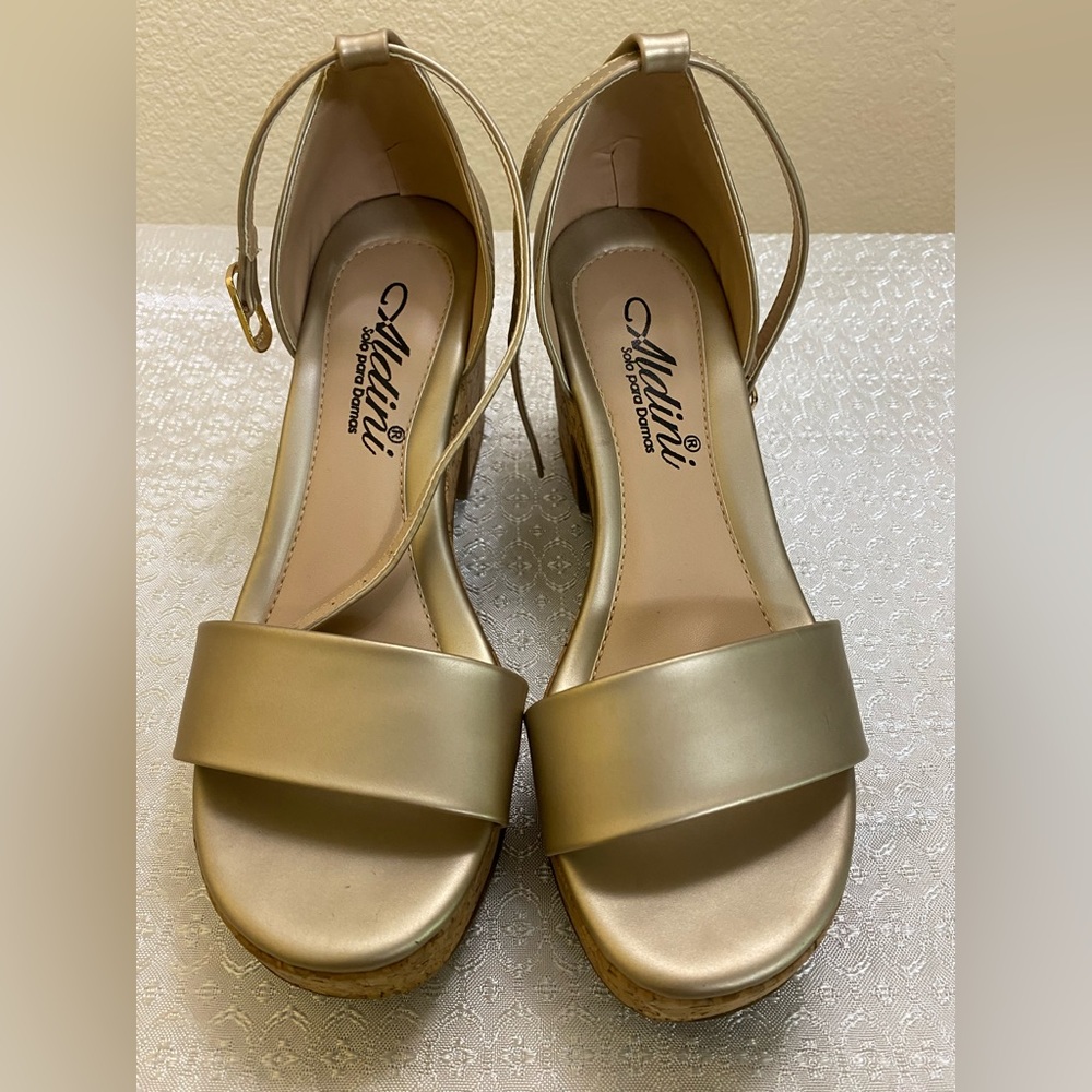 NEW Pretty Platform Sandal in light gold leather.Size34